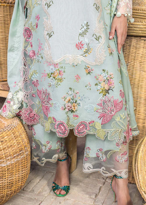Saira Shakira Winter Unstitched'25 || ESME 3-B - Image 3