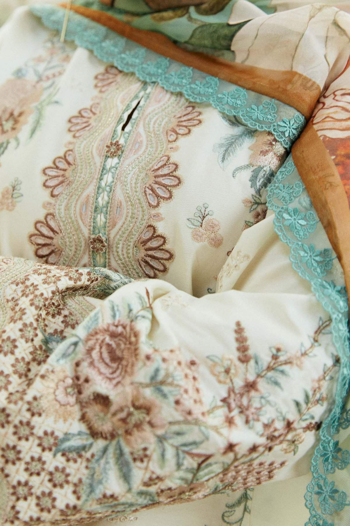 Coco Eid Edition by Zara Shahjahan 2024 | IVORY-D10 - Image 4